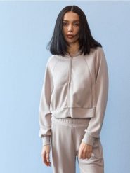 Rozpinana bluza z domieszką wiskozy i kieszeniami - kremowy. Białe bluzy bez kaptura Sinsay, l, bez wzorów, z wiskozy, bez kaptura. Za 59.99 zł.