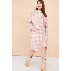 Płaszcz Damski Inverness Plus Size Pepitka Róż. Czerwone płaszcze blue shadow, na wiosnę, m, bez wzorów, z tkaniny, bez kaptura. W wyprzedaży za 269.95 zł.