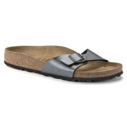Klapki Birkenstock Madrid Bs 1021532 czarne. Czarne klapki bez wzorów, z materiału, klasyczne, z otwartym noskiem, bez obcasa, bez zapięcia. Za 553.26 zł.