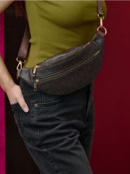 Saszetka crossbody z regulowanym paskiem w monogram - wielobarwny. Nerki i saszetki Sinsay, bez wzorów, bez dodatków. Za 29.99 zł.