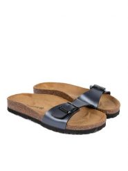 BABUNKERS Family Klapki w kolorze czarnym rozmiar: 39. Czarne klapki BABUNKERS Family, bez wzorów, klasyczne, z otwartym noskiem, bez obcasa, bez zapięcia. Za 180.49 zł.