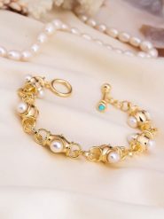 L'Atelier de Gaia Pozłacana bransoletka z perłami rozmiar: onesize. Żółte bransoletki L'Atelier de Gaia, z perłą, pozłacane. Za 86.99 zł.