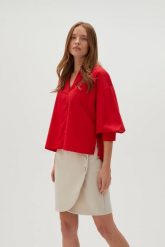 Koszula oversize z bufastymi rękawami czerwona. Czerwone koszule MOODO, l, bez wzorów, z bawełny, bez kołnierzyka, bez ramiączek. Za 109.99 zł.