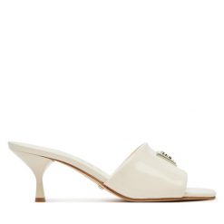 Klapki Guess. Brązowe klapki Guess, z aplikacjami, bez obcasa, bez zapięcia. Za 699.99 zł.