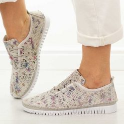 Beżowe skórzane półbuty damskie Cambell 13304. Brązowe półbuty wsuwane Cambell, na jesień, w ażurowe wzory, z jeansu, casualowe, bez obcasa, na płaskiej podeszwie. Za 249.00 zł.