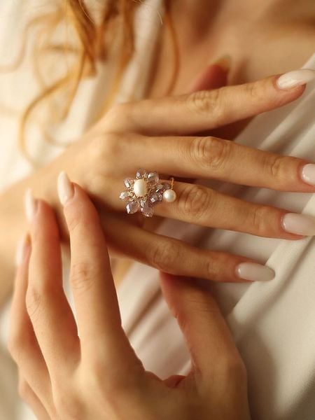 Pierres delicates Pozłacany pierścionek z perłą i kamieniami szlachetnymi rozmiar: onesize. Różowe pierścionki Pierres delicates, z cyrkonią, pozłacane. Za 30.99 zł.