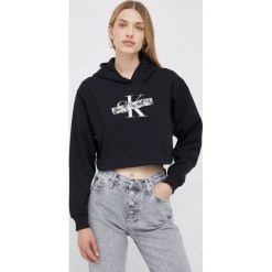 Calvin Klein Jeans bluza damska kolor czarny z kapturem z nadrukiem. Czarne bluzy Calvin Klein Jeans, l, bez wzorów, z jeansu, bez ramiączek, z kapturem. Za 449.99 zł.