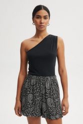 SPODENKI HELENA CZARNO-BIAŁE One size - Flawless. Czarne szorty Flawless, bez wzorów, z wiskozy, eleganckie. Za 219.00 zł.