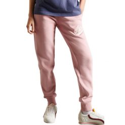 Spodnie dresowe damskie Superdry Pride In Craft joggery. Czerwone spodnie sportowe Superdry, bez wzorów, z bawełny, trekkingowe. W wyprzedaży za 201.00 zł.