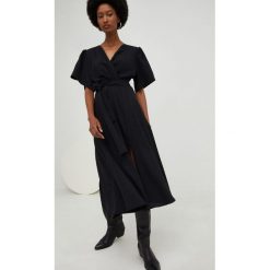 Answear Lab sukienka kolor czarny midi rozkloszowana. Czarne sukienki Answear Lab, l, bez wzorów, z tkaniny, bez kołnierzyka, bez ramiączek, midi, rozkloszowane. Za 219.99 zł.