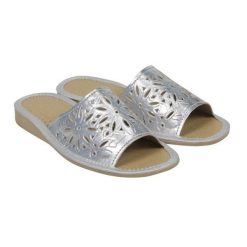 Kapcie damskie klapki R.36 na koturnie z wycięciami lekkie wygodne odkryte KD-02-SR-36. Niebieskie kapcie w ażurowe wzory, z lakierowanej skóry. Za 23.37 zł.