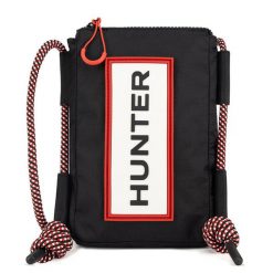 Torebka Hunter. Czarne listonoszki Hunter, bez wzorów, bez dodatków. Za 139.99 zł.