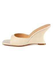 Loft37 Skórzane klapki w kolorze beżowym rozmiar: 37. Brązowe klapki loft37, bez wzorów, klasyczne, z otwartym noskiem, bez obcasa, na koturnie, bez zapięcia. Za 304.99 zł.