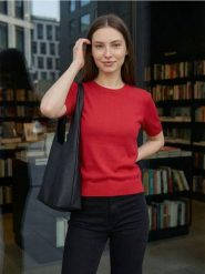 Bluzka swetrowa - czerwony. Czerwone bluzki Sinsay, l, bez wzorów, bez kołnierzyka, bez ramiączek. Za 29.99 zł.