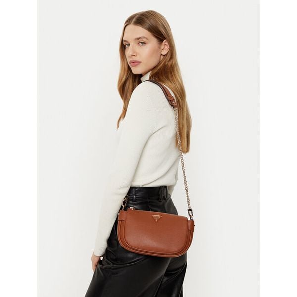 Torebka Guess. Brązowe listonoszki Guess, z aplikacjami, bez dodatków. Za 282.99 zł.