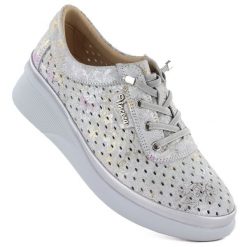 Skórzane półbuty damskie ażurowe na koturnie szare Vinceza 79603. Szare półbuty wsuwane VINCEZA, w ażurowe wzory, ze skóry, bez obcasa, na koturnie. Za 179.99 zł.