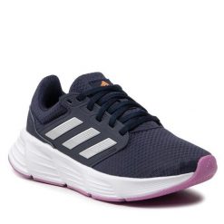 Buty do biegania adidas. Niebieskie buty treningowe adidas, bez wzorów, bez zapięcia, do biegania. Za 211.99 zł.