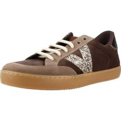 Buty VICTORIA 1126250V Brązowy. Brązowe buty trekkingowe VICTORIA, bez wzorów, z syntetyku, bez zapięcia, trekkingowe. Za 318.99 zł.