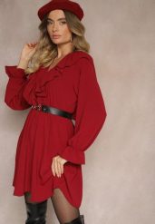 Bordowa Kopertowa Sukienka z Żabotem Ozdobiona Falbankami Melosia. Czerwone sukienki Renee, na co dzień, bez wzorów, eleganckie, bez kołnierzyka, bez ramiączek, mini, kopertowe. W wyprzedaży za 55.99 zł.