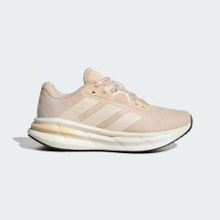 Buty Galaxy 7 Running. Białe buty do biegania adidas, bez wzorów, bez zapięcia, do biegania. W wyprzedaży za 210.85 zł.