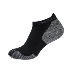 Skarpety Odlo Socks short CERAMICOOL RUN. Czarne skarpetki ODLO, bez wzorów. Za 67.68 zł.