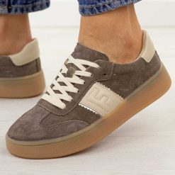 D. Brązowe skórzane półbuty damskie Filippo Dp7543/26. Brązowe półbuty wsuwane Filippo, na jesień, bez wzorów, z jeansu, casualowe, z okrągłym noskiem, bez obcasa, na płaskiej podeszwie. Za 239.00 zł.