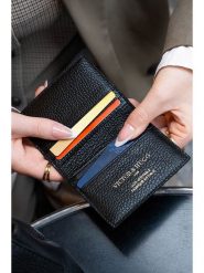 Victor & Hugo Paris Skórzany portfel "Salma" w kolorze czarnym - 15 x 10 x 3 cm rozmiar: onesize. Czarne portfele Victor & Hugo Paris, bez wzorów, z materiału. Za 113.99 zł.