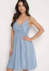Jasnoniebieska Wiskozowa Sukienka o Rozkloszowanym Kroju z Kopertowym Dekoltem Liralune. Niebieskie sukienki Born2be, m, bez wzorów, z wiskozy, eleganckie, bez kołnierzyka, bez ramiączek, mini, kopertowe. W wyprzedaży za 63.74 zł.
