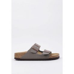Klapki damskie Birkenstock Arizona Bfbc. Brązowe klapki Birkenstock, bez wzorów, z materiału, bez obcasa, bez zapięcia. Za 449.00 zł.