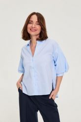 Koszula w paski z bufiastymi rękawami błękitna. Niebieskie koszule MOODO, l, bez wzorów, z bawełny, bez kołnierzyka, bez ramiączek. Za 119.99 zł.