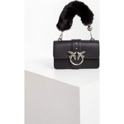 Torebka Love Mini Icon Shoulders Strap PINKO. Czarne torebki klasyczne Pinko, bez wzorów, do ręki, duże, bez dodatków. Za 1,539.00 zł.