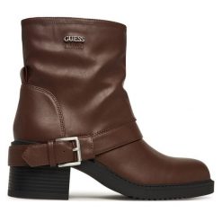 Botki Guess. Brązowe botki Guess, z aplikacjami, bez obcasa, na słupku, bez zapięcia. Za 639.99 zł.