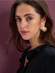 Kolczyki w kształcie motylków - złoty. Żółte kolczyki Sinsay, złote. Za 12.99 zł.