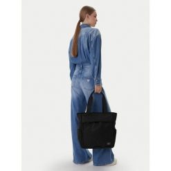 Torebka Guess Jeans. Czarne shopper bag Guess Jeans, z aplikacjami, z jeansu, bez dodatków. Za 299.99 zł.