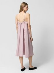 Sukienka oversize z bawełnianego muślinu Outhorn - różowa. Czerwone sukienki Outhorn, xl, bez wzorów, z bawełny, bez kołnierzyka, bez ramiączek, maxi, oversize. W wyprzedaży za 69.99 zł.