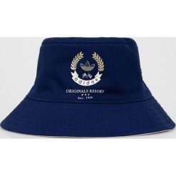 Adidas Originals kapelusz dwustronny bawełniany kolor granatowy bawełniany. Niebieskie kapelusze adidas Originals, bez wzorów, z bawełny. W wyprzedaży za 109.99 zł.