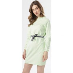 Limonkowa Sukienka Larainey. Sukienki Born2be, na imprezę, l, bez wzorów, z dzianiny, bez kołnierzyka, bez ramiączek, mini. W wyprzedaży za 51.99 zł.