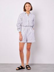 Apricot Szorty w kolorze białym rozmiar: XS. Białe spodnie materiałowe Apricot, bez wzorów, z materiału. Za 78.99 zł.