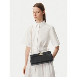 Torebka Tommy Hilfiger. Czarne kopertówki Tommy Hilfiger, bez wzorów, wizytowe, bez dodatków. Za 529.99 zł.