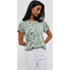 Bawełniana bluzka z nadrukiem. Niebieskie bluzki MOODO, l, bez wzorów, z bawełny, bez kołnierzyka, bez ramiączek. Za 44.99 zł.