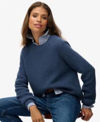 Superdry Luźny prążkowany sweter z bawełny. Niebieskie swetry Superdry, uniwersalny, z aplikacjami, z bawełny, klasyczne, bez ramiączek. Za 286.90 zł.