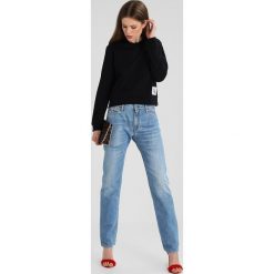 Calvin Klein Jeans HARRISI TRUE ICON Bluza black/bright white. Niebieskie bluzy marki comma casual identity, z materiału, casualowe. Za 399.00 zł.