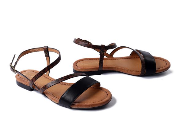 MACIEJKA 06966-01/00-1 czarny+panterka, sandały damskie. Czarne sandały Maciejka, bez wzorów, ze skóry, bez obcasa, na obcasie, bez zapięcia. Za 314.90 zł.