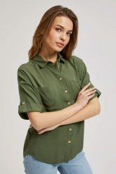Koszula z krótkim rękawem i kieszeniami khaki. Brązowe koszule MOODO, xs, bez wzorów, bez kołnierzyka, bez ramiączek. W wyprzedaży za 49.99 zł.