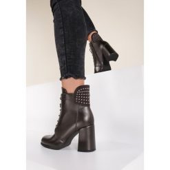 Szare Botki Tinyra. Szare botki Renee, bez wzorów, z okrągłym noskiem, bez obcasa, na obcasie, bez zapięcia. W wyprzedaży za 111.99 zł.