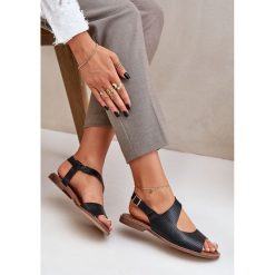 Lewski Shoes Skórzane Sandały Na Sprzączkę Z Tłoczeniem Lewski 3041 Czarne. Czarne sandały bez wzorów, ze skóry, bez obcasa, bez zapięcia. Za 418.45 zł.