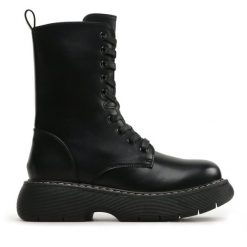 Trapery DeeZee. Czarne traperki DeeZee, bez wzorów, bez obcasa, bez zapięcia. Za 229.99 zł.