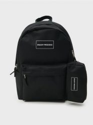 Plecak z kieszenią na laptopa i piórnikiem - czarny. Czarne plecaki Sinsay, bez wzorów, bez dodatków. W wyprzedaży za 17.99 zł.