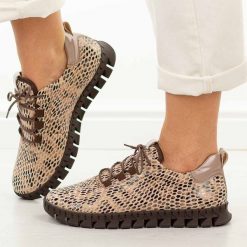 Złote skórzane Polskie półbuty damskie Aga 2372. Żółte półbuty wsuwane AGA, na jesień, bez wzorów, z jeansu, biznesowe, z okrągłym noskiem, bez obcasa. Za 469.00 zł.