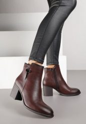 Bordowe Botki na Obcasie Typu Słupek z Metalowym Zdobieniem Hanilena. Czerwone botki Renee, z aplikacjami, z jeansu, eleganckie, bez obcasa, na obcasie, bez zapięcia. Za 179.99 zł.